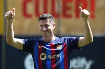 梅西离巴萨周年日，莱万亮相，巴萨距全注册有多远？